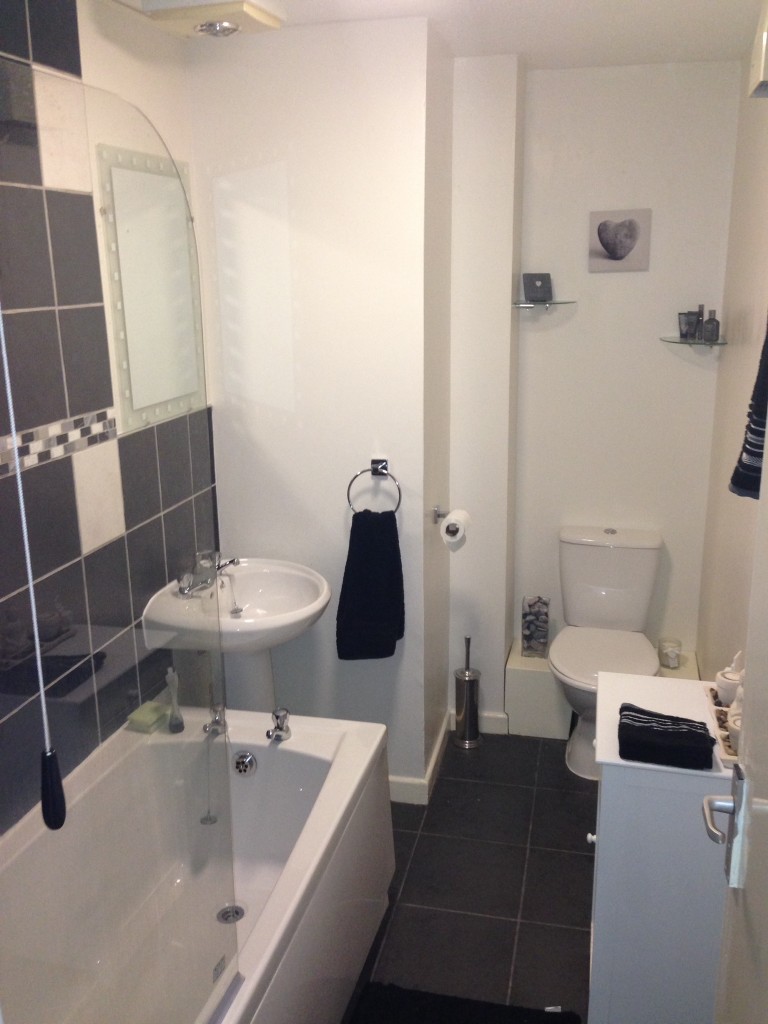 TO LET 2 Bedroom Flat in Torquay (Rent Includes Water Rates) The