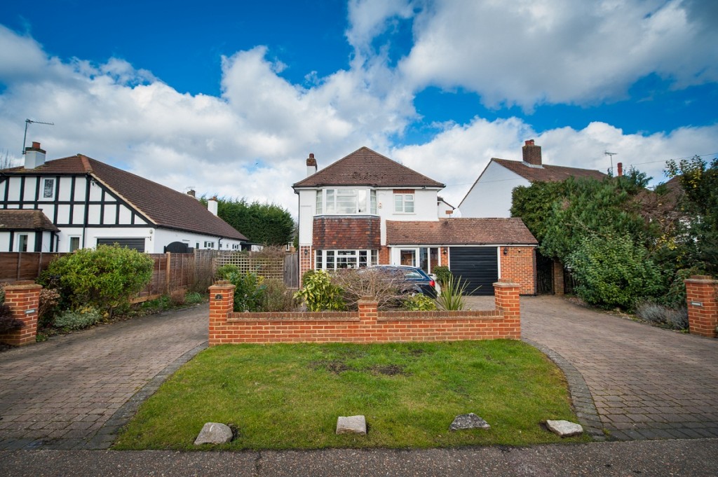 3 Bedroom Detached House in Epson. Quiet Private Road. 10 mins walk to