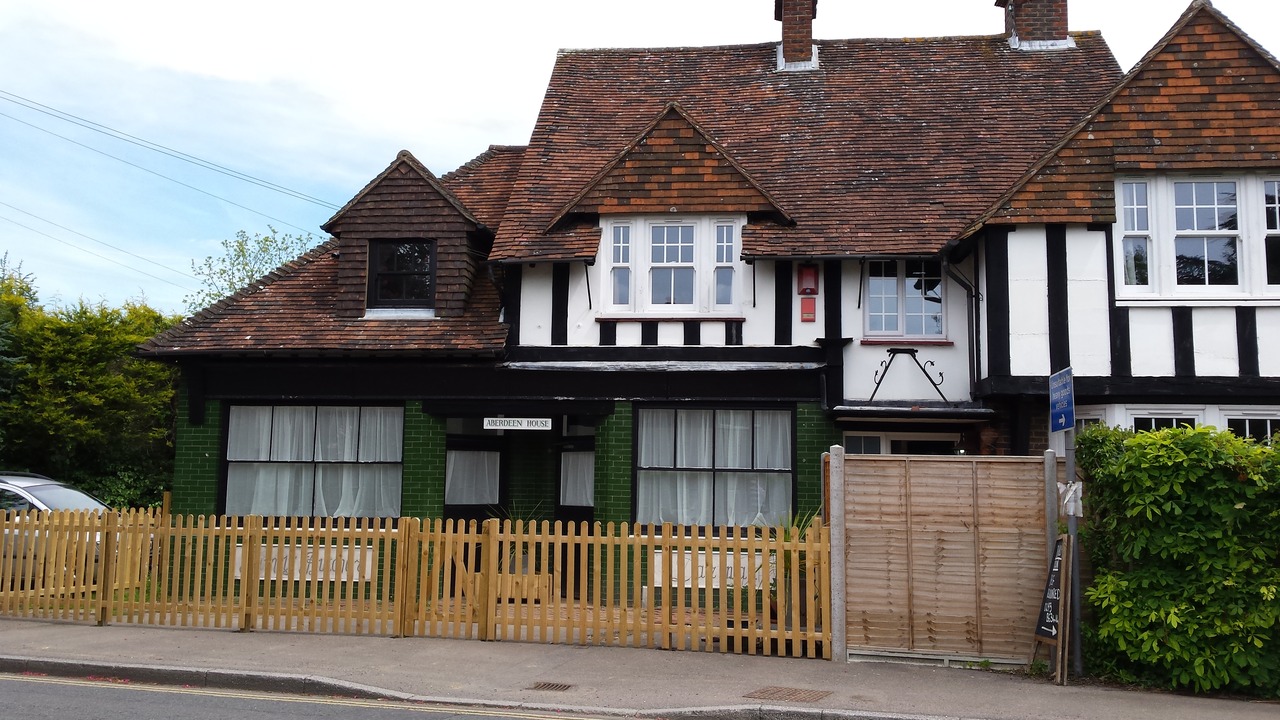 1 Bedroom Apartment to Rent in Beautiful Charlwood Close to Gatwick