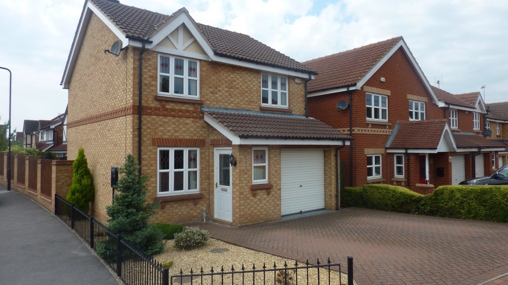 IMMACULATE 3 Bed DETACHED HOUSE To Let on WOODLAITHES VILLAGE The