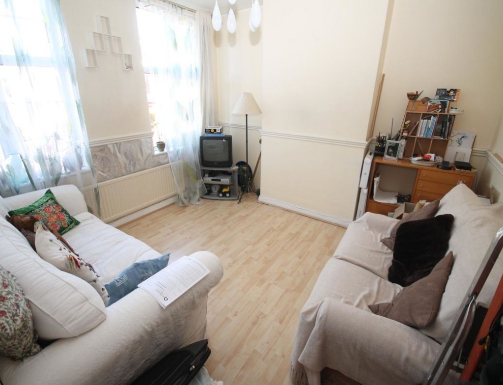2 Bedroom Flat Very Near Romford Station with Roof Terrace The Online