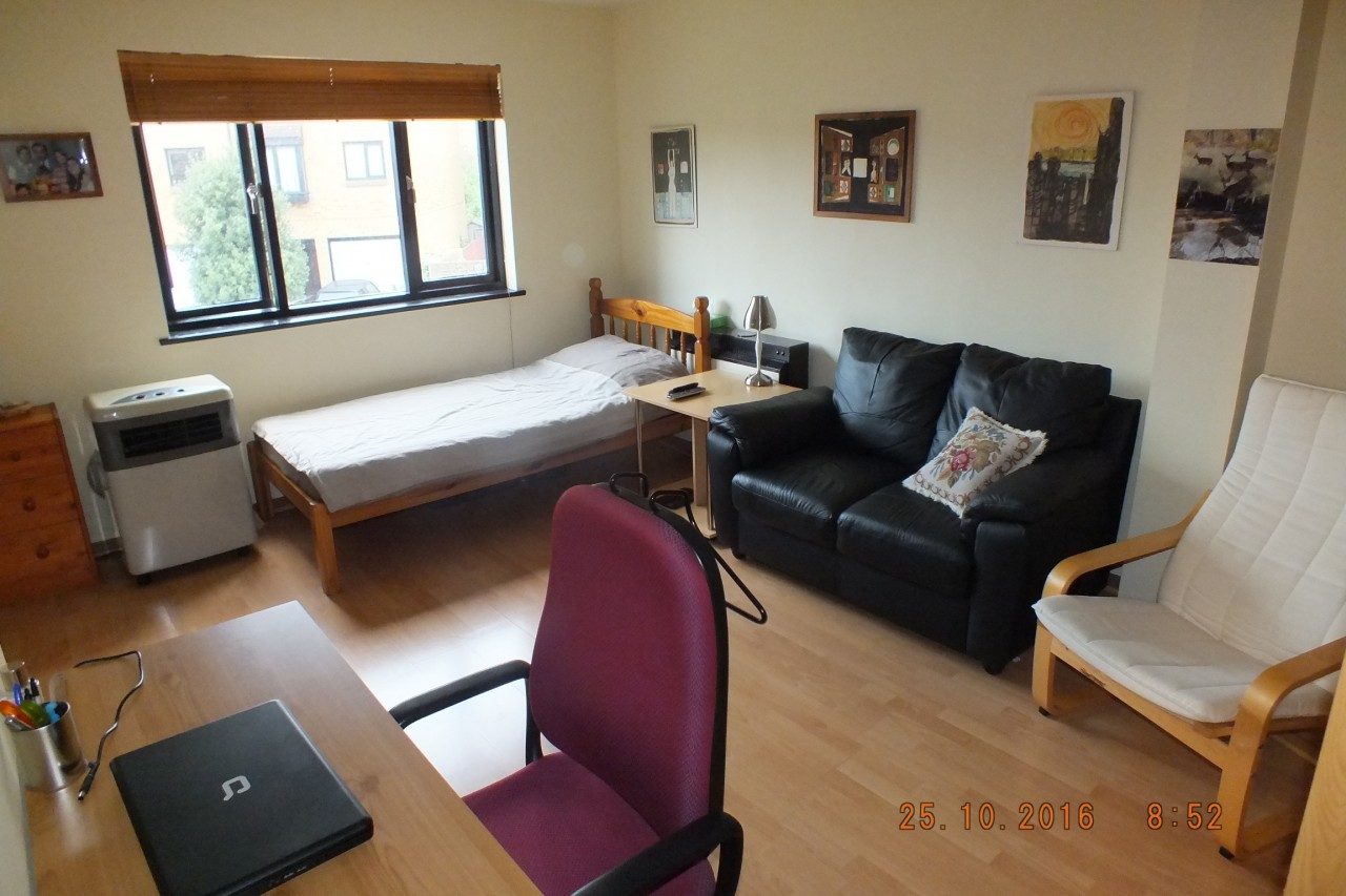 Brilliant Large Studio Flat to Rent in Feltham with Separate Kitchen