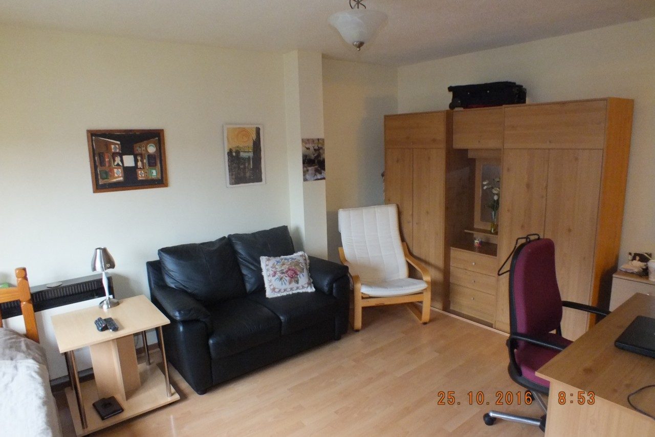 Brilliant Large Studio Flat to Rent in Feltham with Separate Kitchen