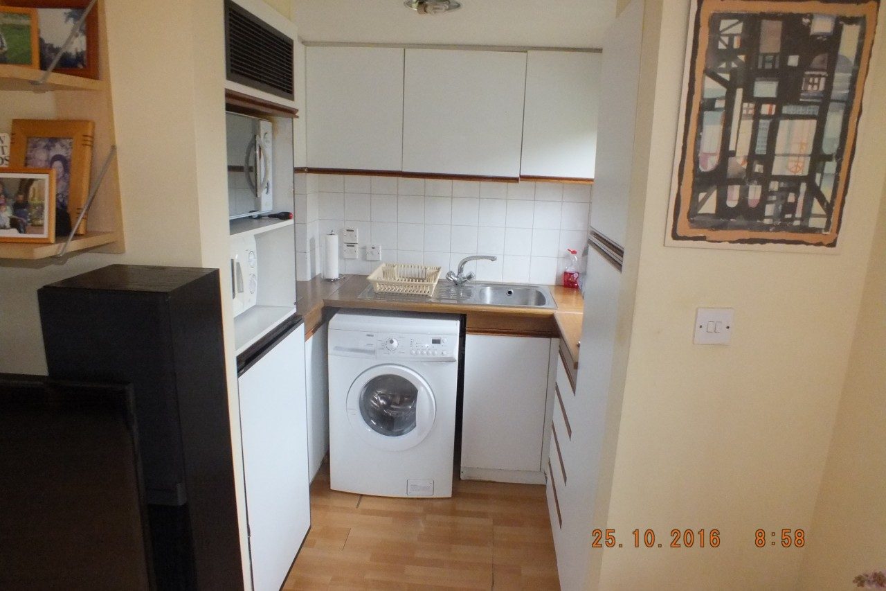 Brilliant Large Studio Flat to Rent in Feltham with Separate Kitchen