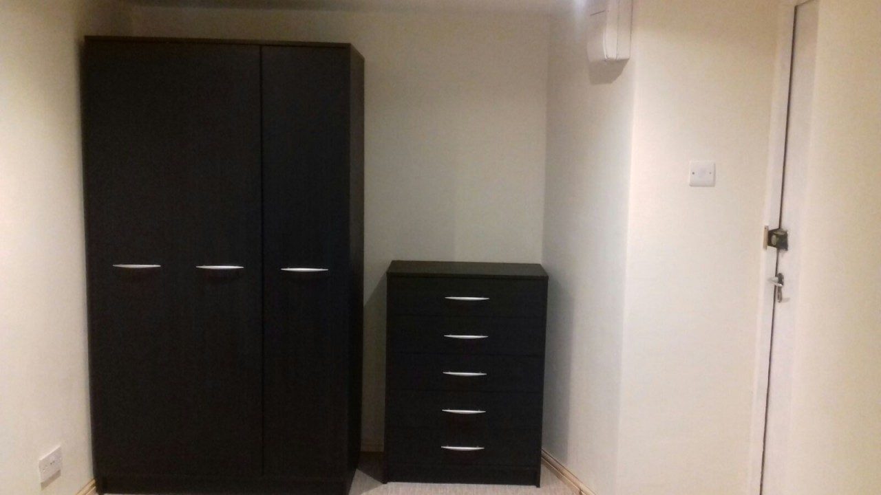 Studio Flat To Let in Mitcham Close to Eastfields Station The