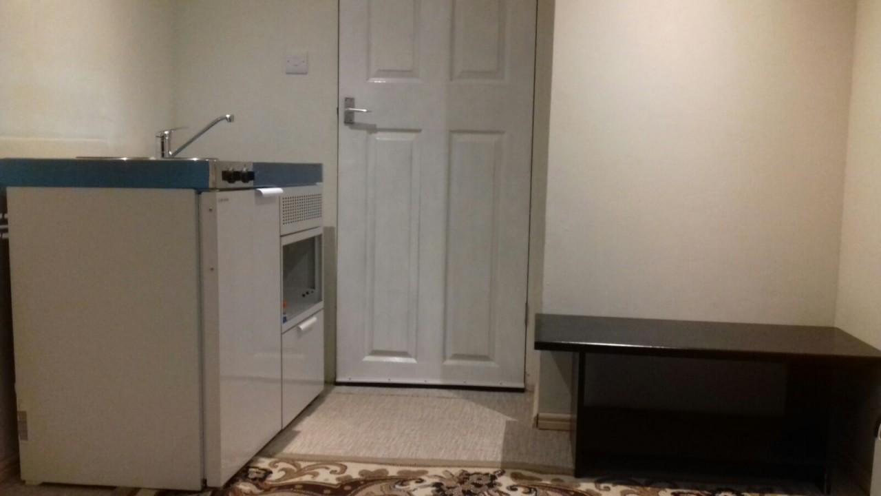 Studio Flat To Let in Mitcham Close to Eastfields Station The