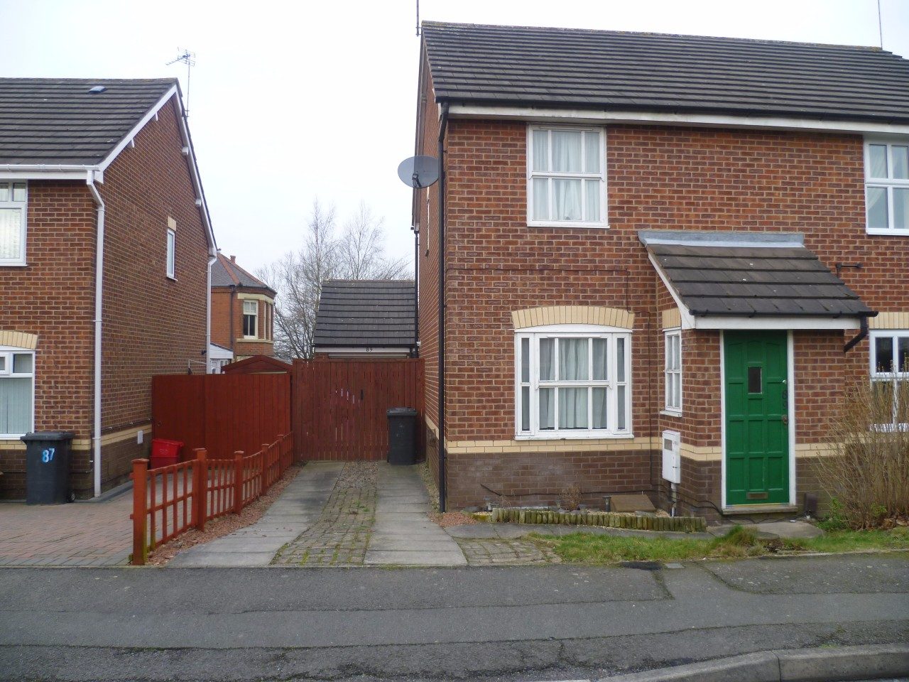 2 Bedroom Semi Detached House with Garage to Rent in 