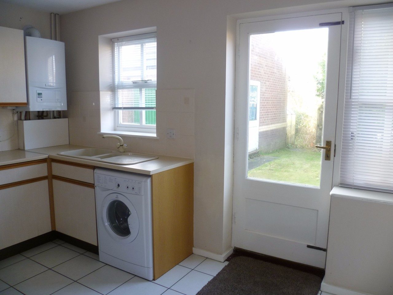 2 Bedroom Semi Detached House with Garage to Rent in Whitwick The