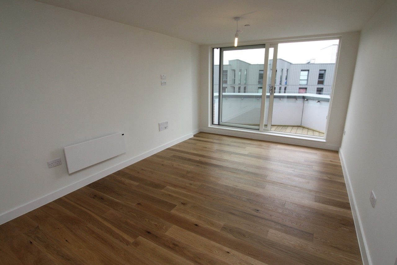 Stunning New Penthouse Apartment with Balcony and Parking to Rent in