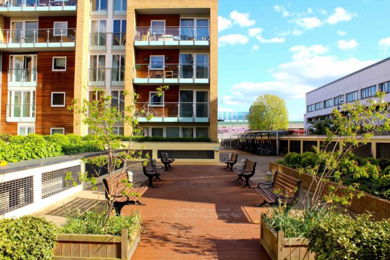 Modern Battersea 1 Bed Apartment with Private Balcony to Rent in SW8