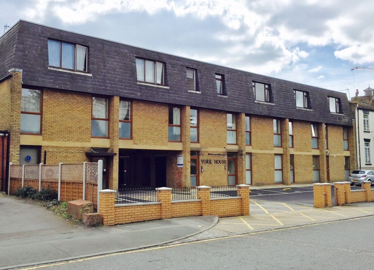 Bright newly refurbished 2 double bedroom Flat to let minutes from