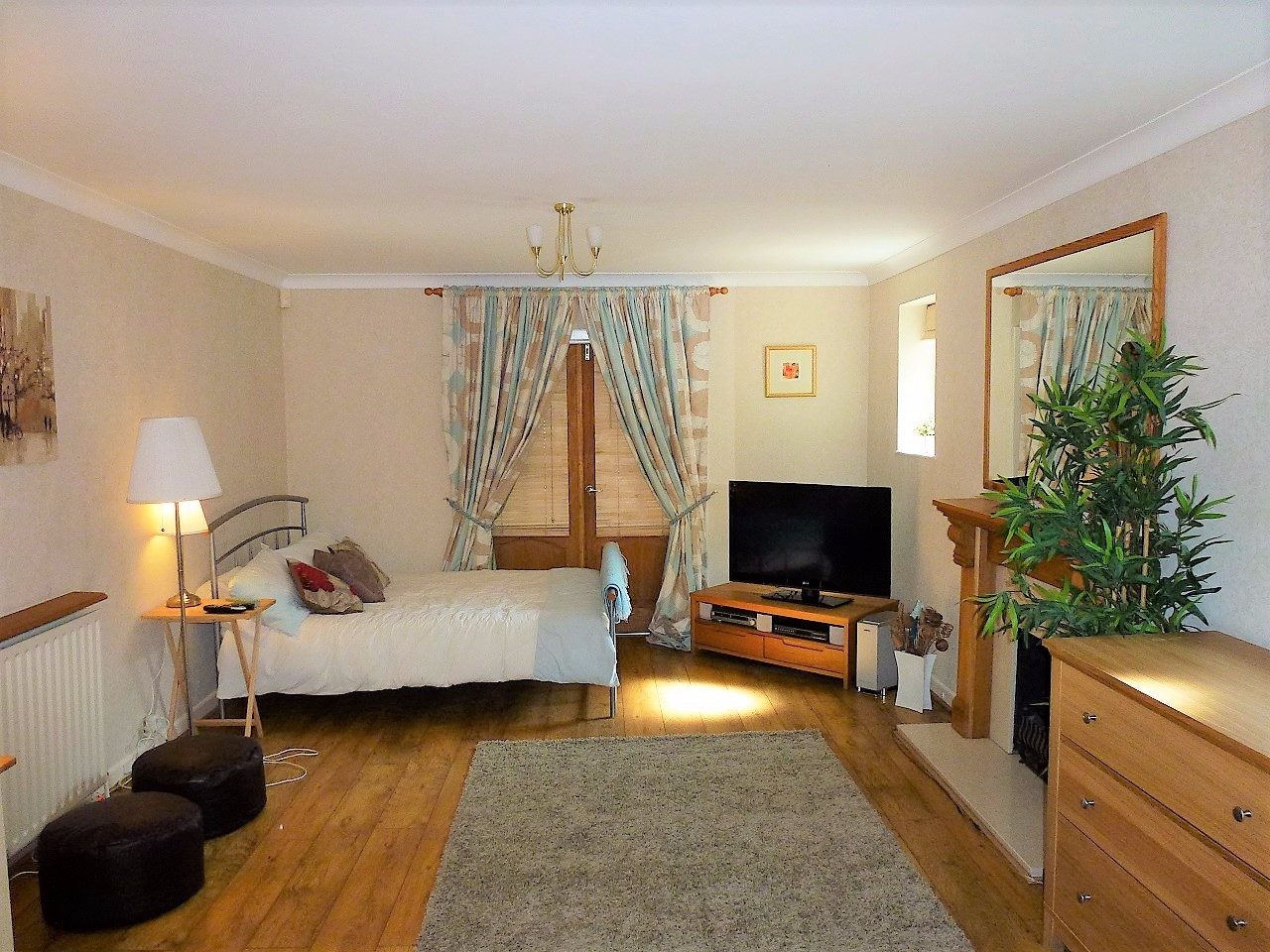 Double Room to Rent in Large Sunny Detached House in Alcester The