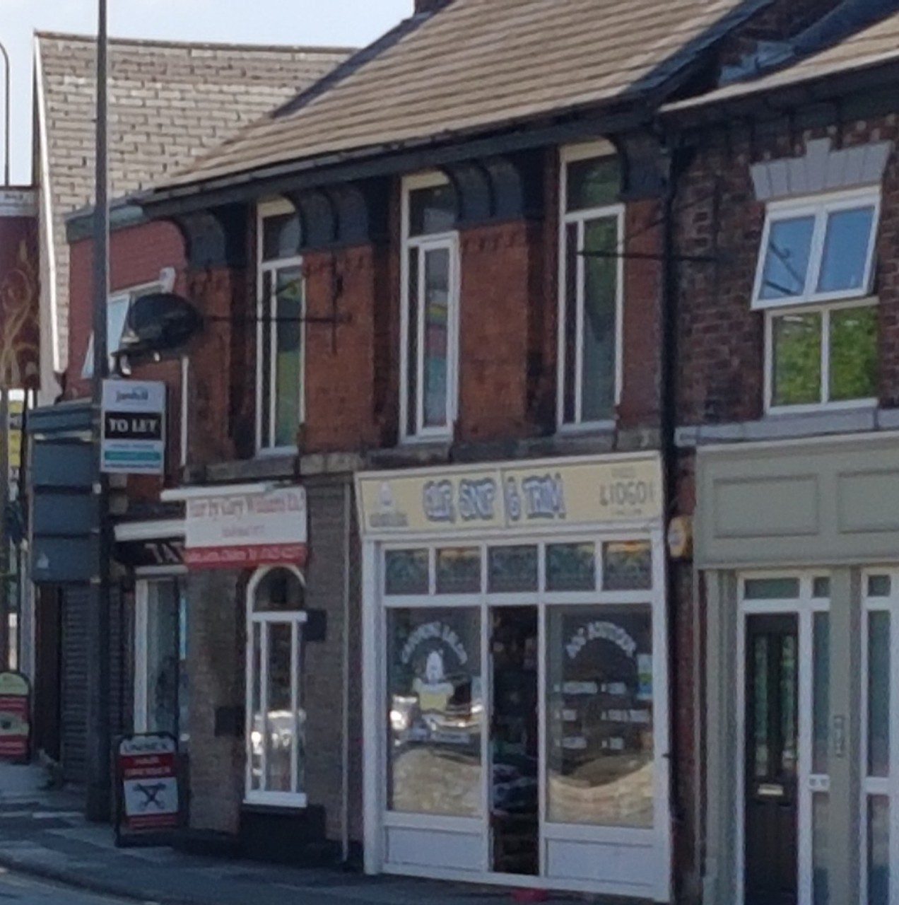 Completely Refurbished First Floor Flat To Let Close to Macclesfield