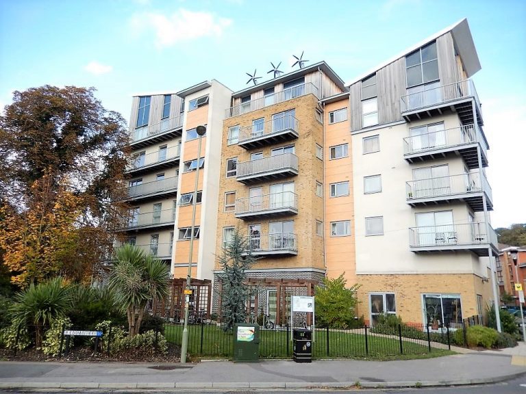 Spacious Two Bedrooms, Two Bathrooms Apartment To Rent in Farnborough