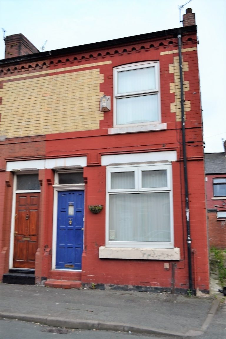 Beautifully WellPresented 2 Bed End of Terrace to Let in South