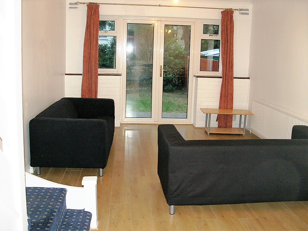 Lovely 2 Bedroom House To Rent in Ilford, East London The Online
