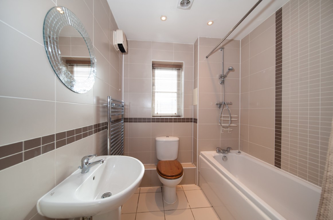 Beautiful Two Bedroom Apartment with Ensuite Shower Room and Separate