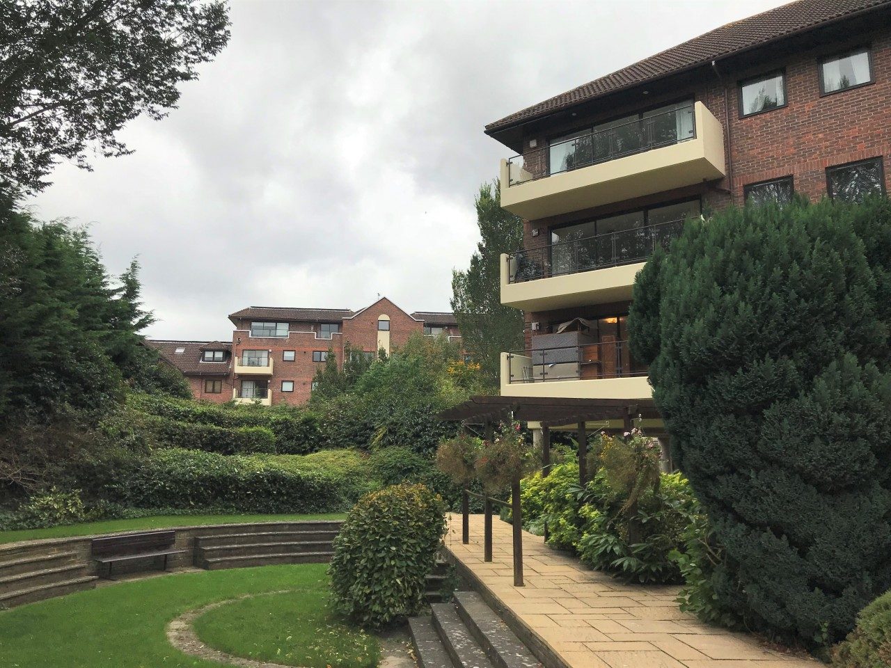 Large, 2 Bed, Sunny Apartment To Let in Maidenhead Views of River