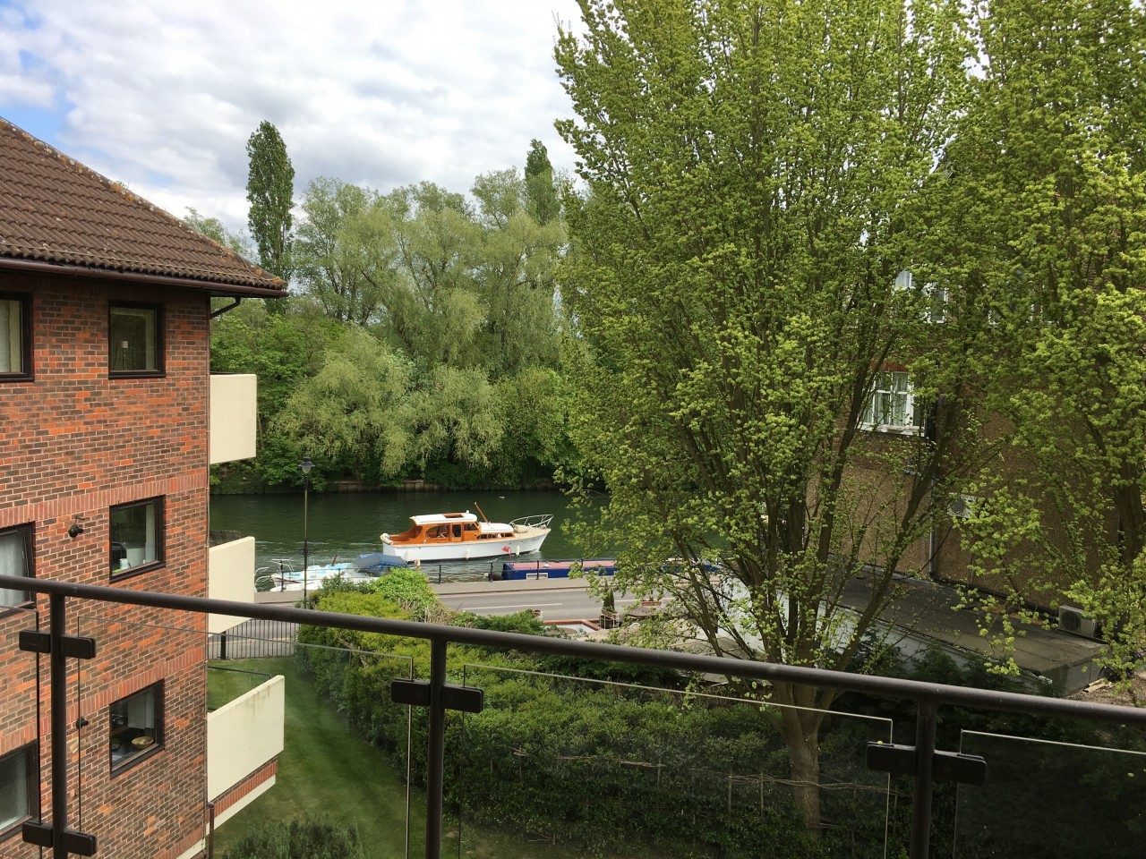 Large, 2 Bed, Sunny Apartment To Let in Maidenhead Views of River