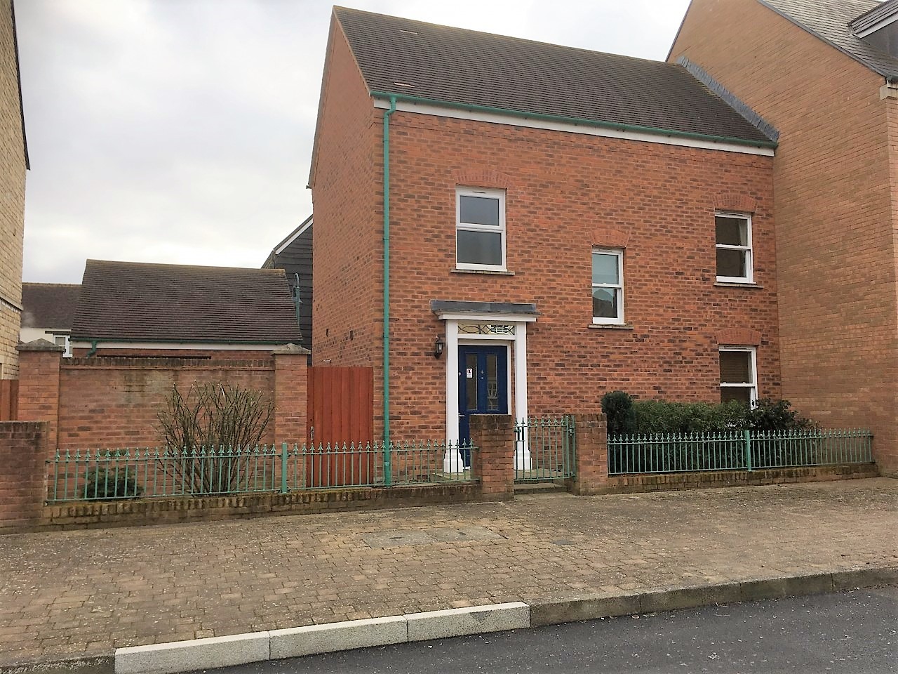 Attractive 2/3 Bed SemiDetached House in Wichelstowe, Swindon The Online Letting Agents Ltd