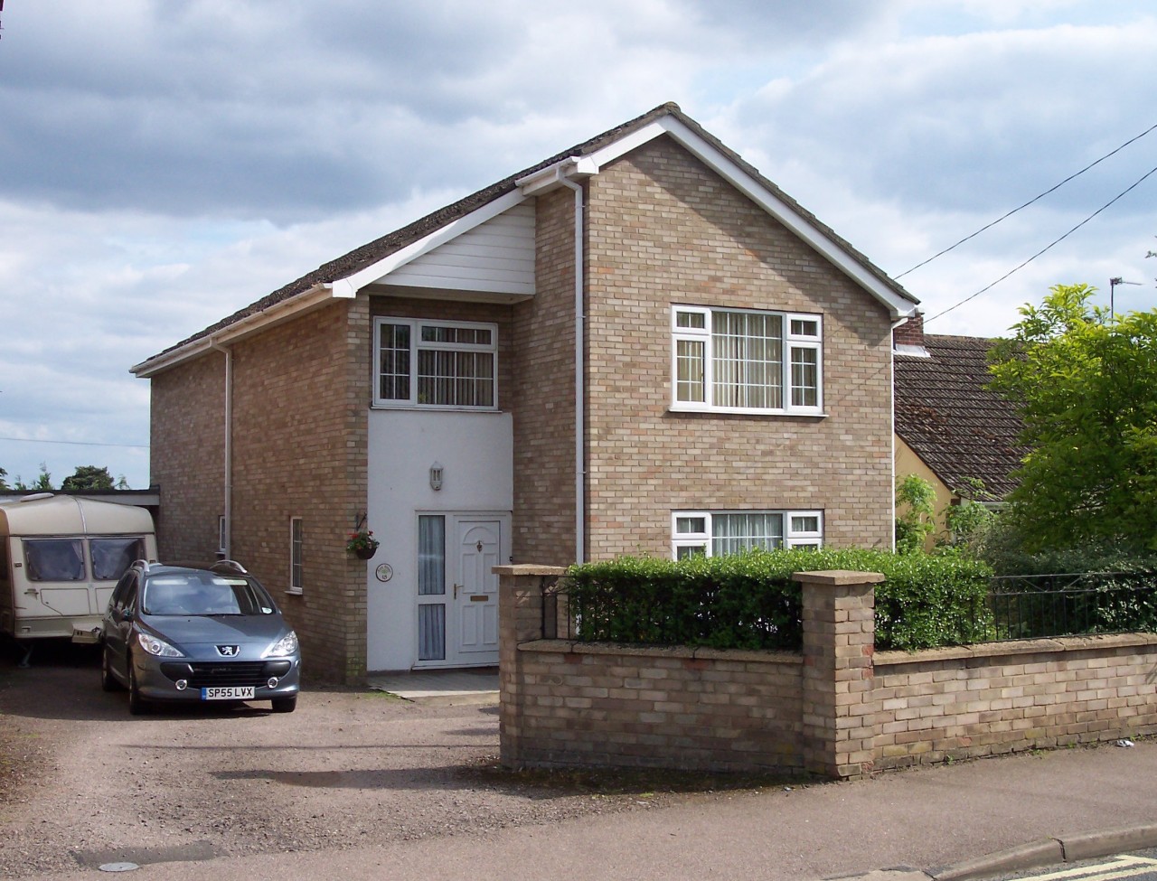 Deceptively Spacious 3 Bed Detached House with Large Rooms in