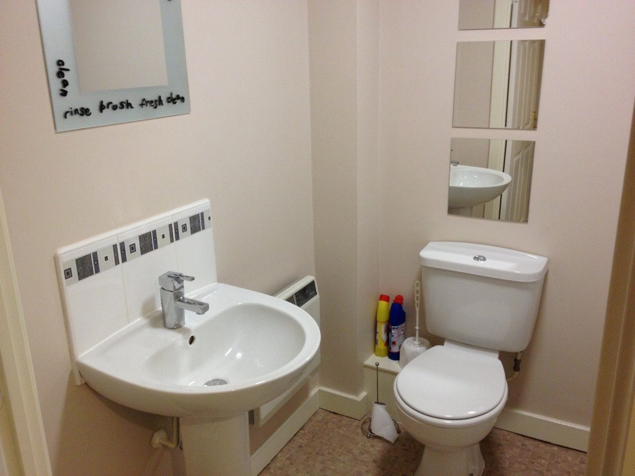 2 bedroom modern apartment to let in Willenhall with private parking