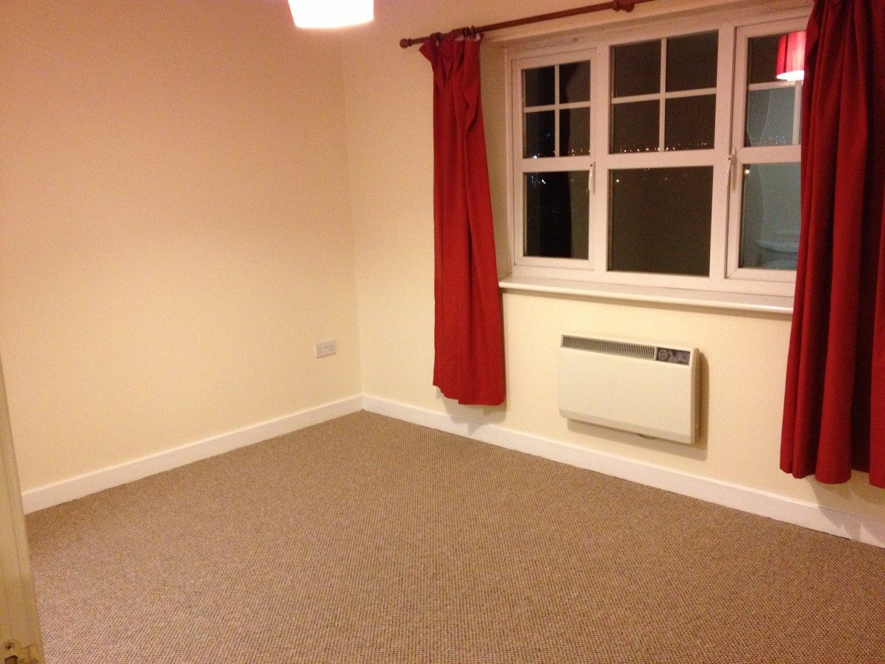 2 bedroom modern apartment to let in Willenhall with private parking