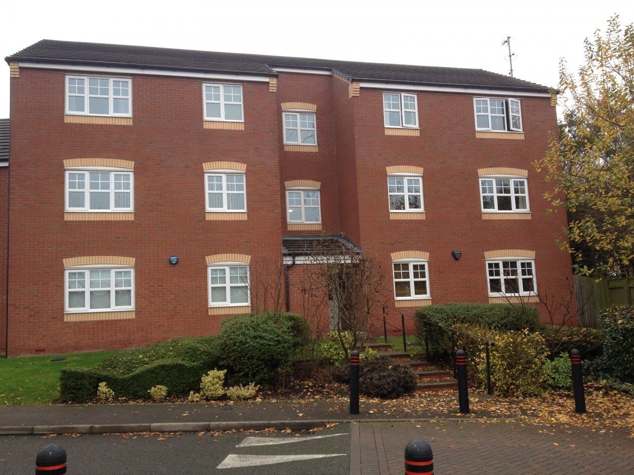 2 bedroom modern apartment to let in Willenhall with private parking