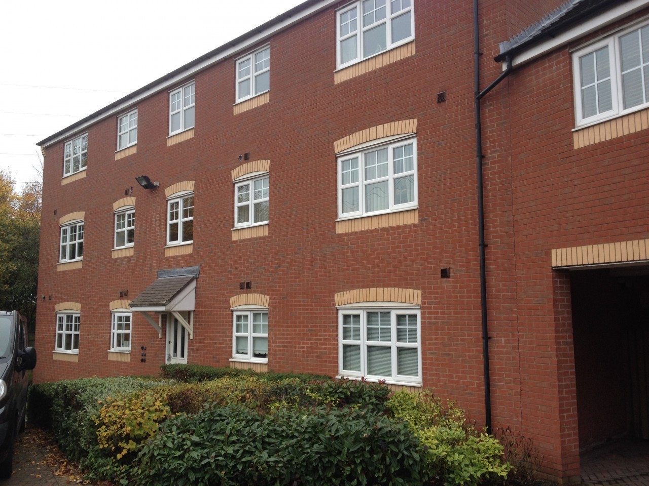 2 bedroom modern apartment to let in Willenhall with private parking