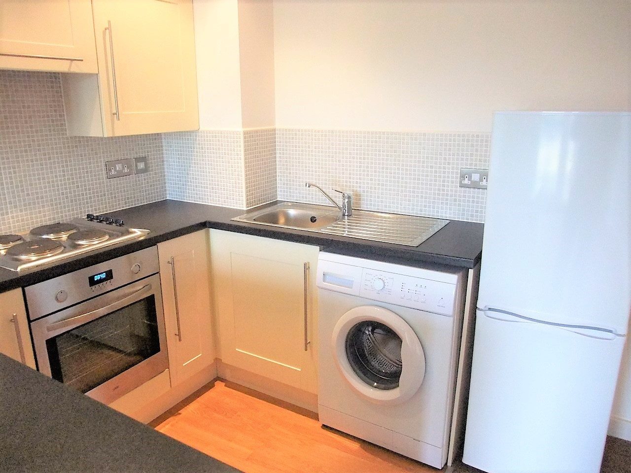 2 bed Flat to let in Wigan Prime Location. Close to Town/Rail/Bus