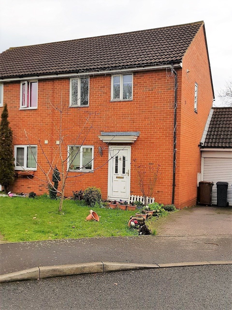 3 Bed Semi with Drive and Garage To Let in South Ockendon The Online