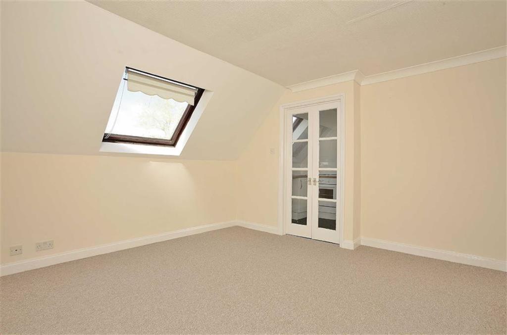 Refurbished & Modern Apartment for Rent within Walking Distance to Town