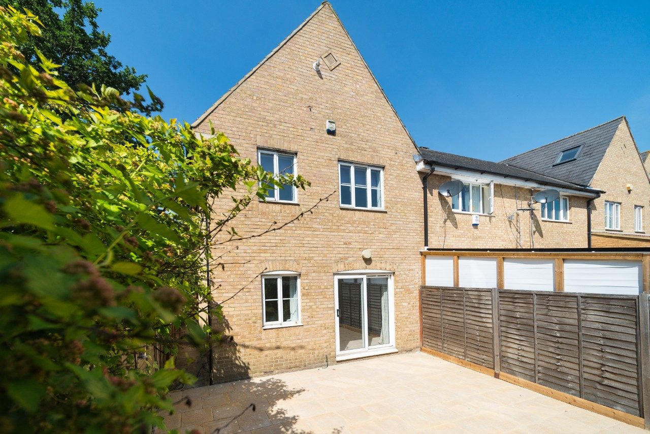 Fantastic Quiet House Close to Heathrow & M4 The Online Letting Agents Ltd