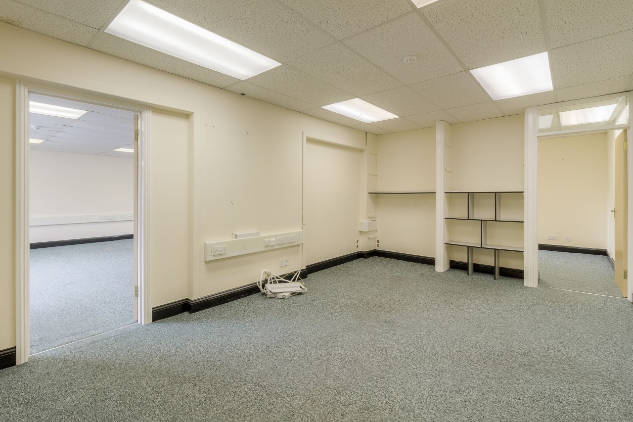 Premier Business House Large Office Space to Let in Finedon Road