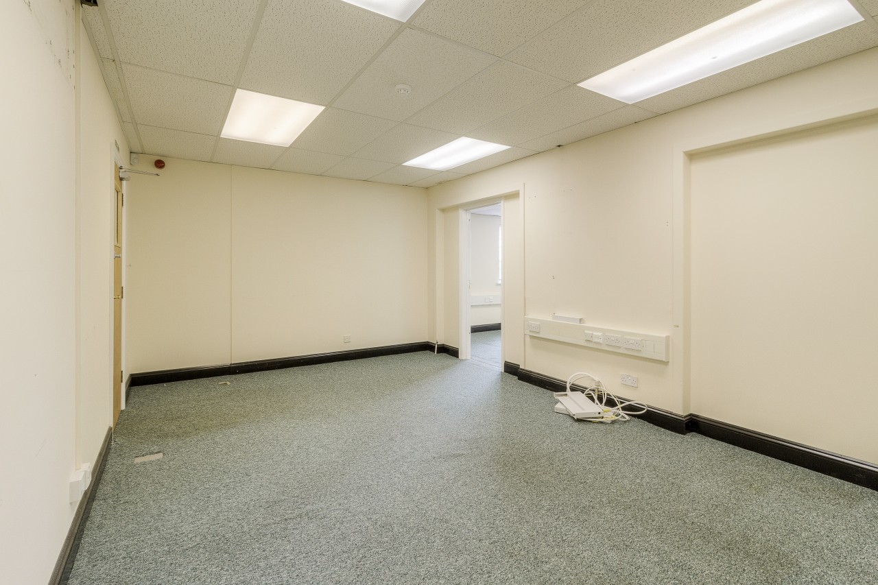 Premier Business House Large Office Space to Let in Finedon Road