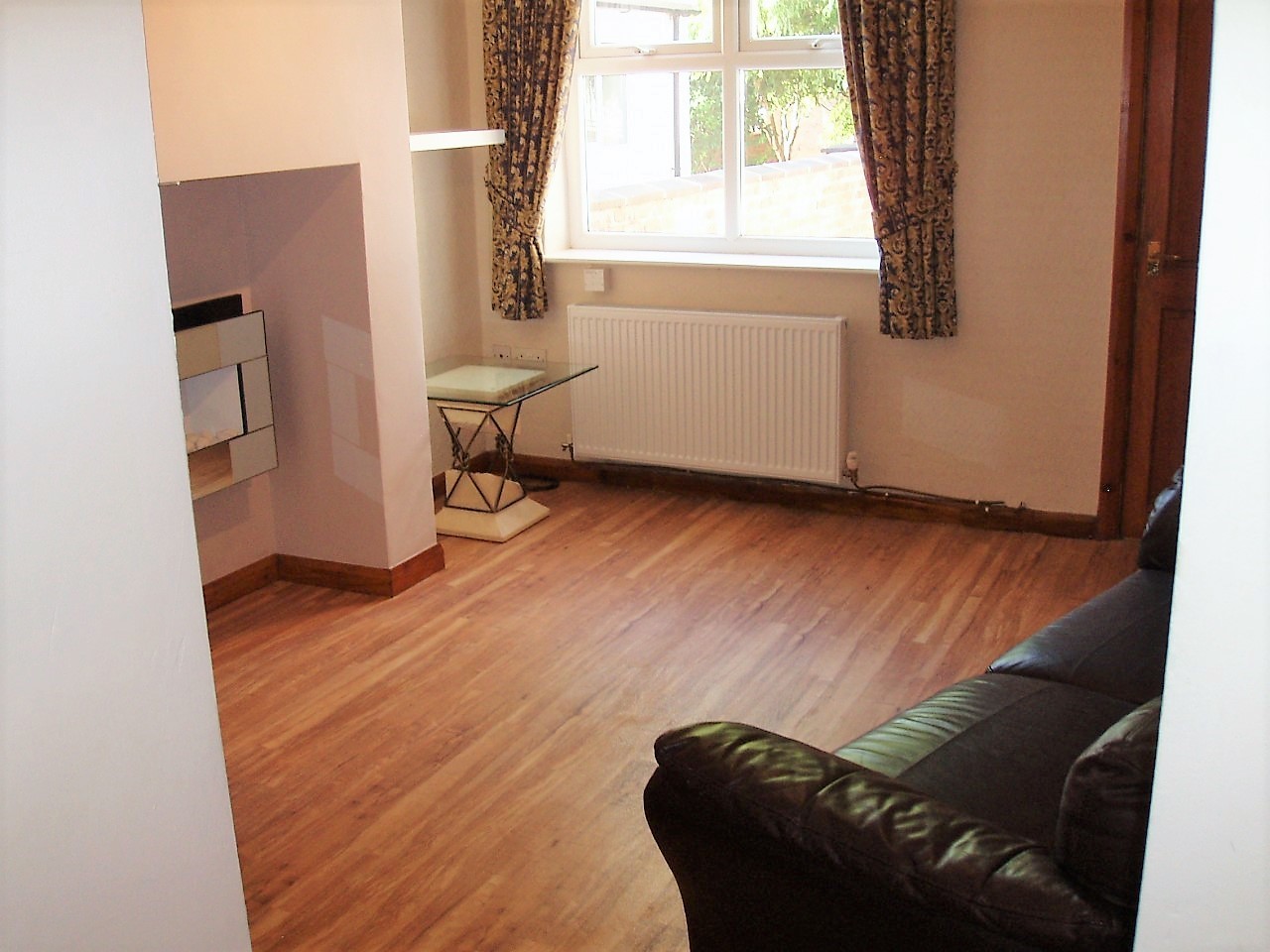 One bed ground floor fully furnished flat to rent in Frodsham. RENT