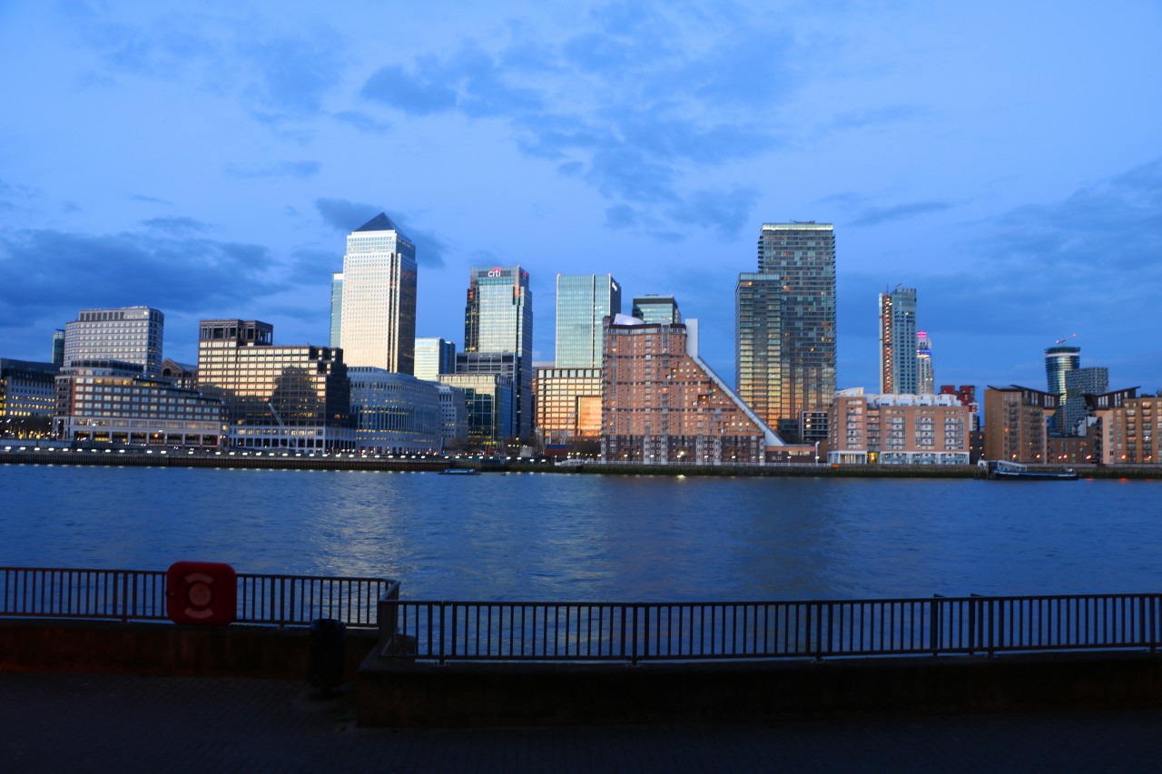 2 bedroom river view apartment to let in SE16 The Online Letting Agents Ltd