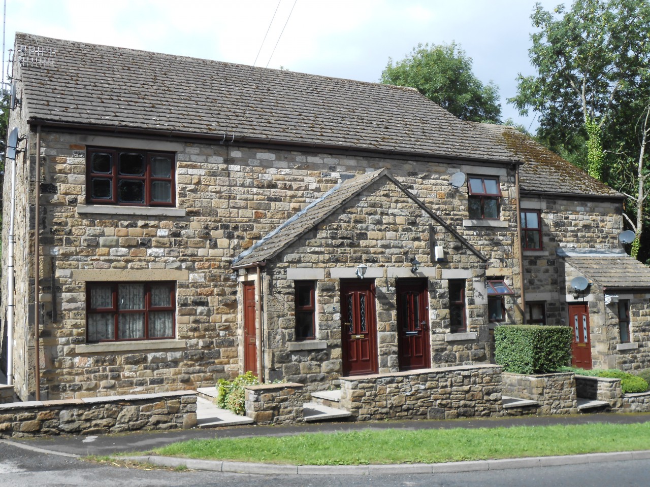 Modern spacious one bed apartment (with its own front door!) to let in