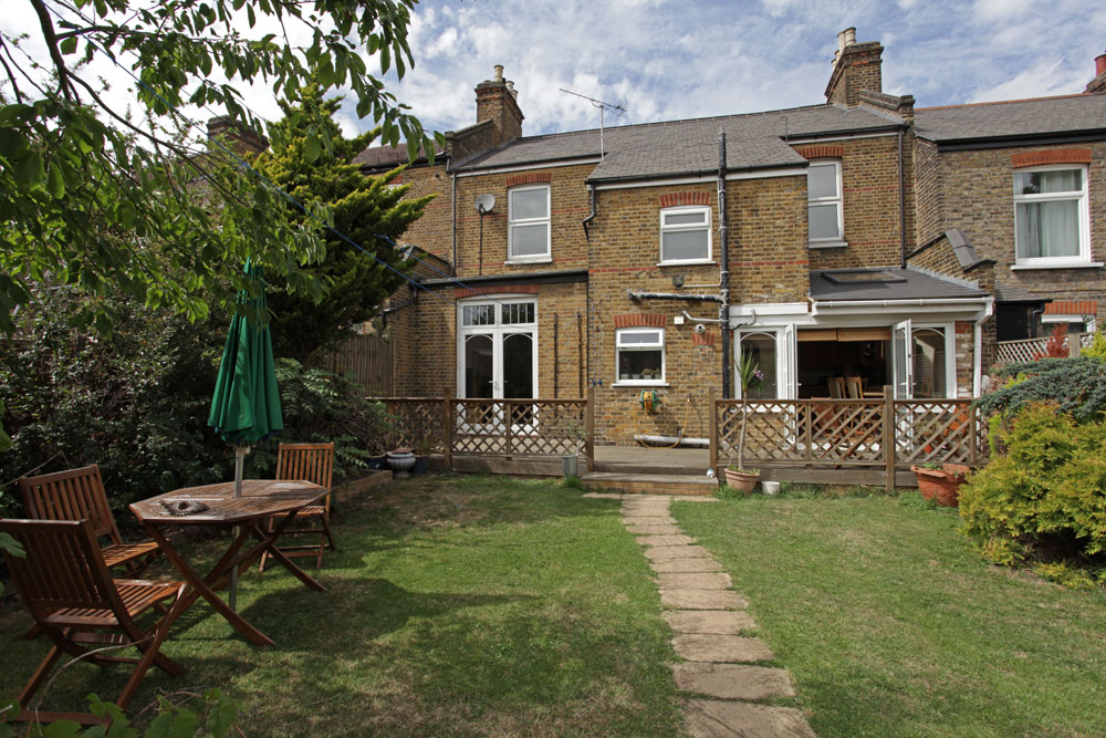 Room to rent in large house near Whipps Cross Hospital The Online