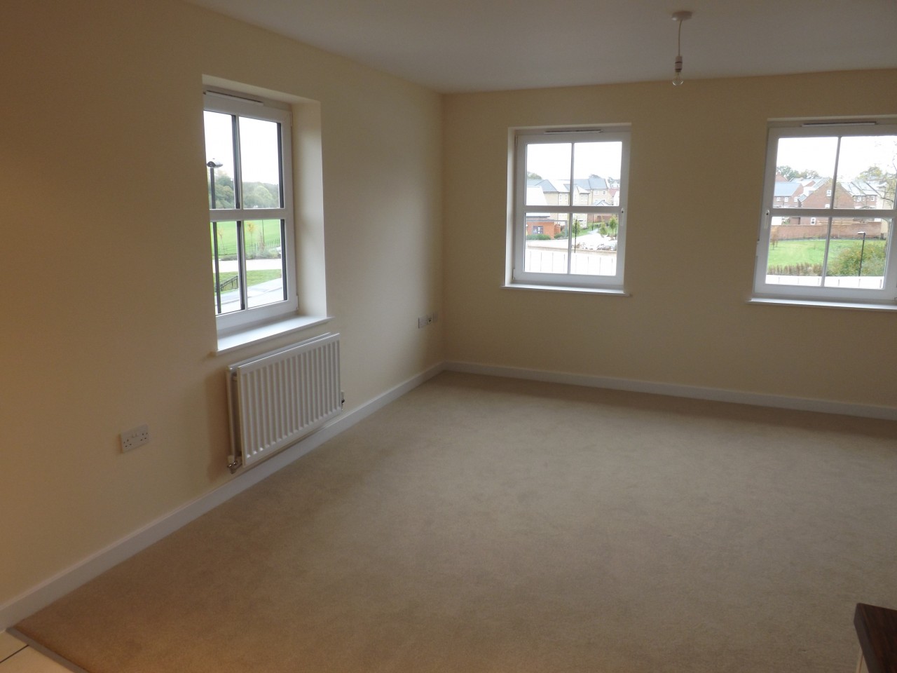 Well presented one bedroom top floor apartment to let in Sherfieldon