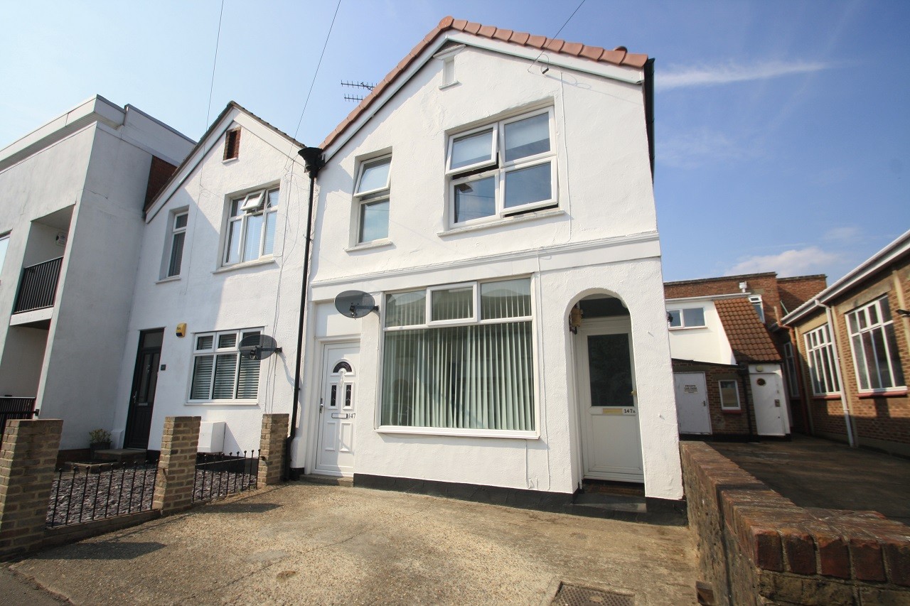 Will not be on the market long! Two Bedroom Apartment to Let in Leigh