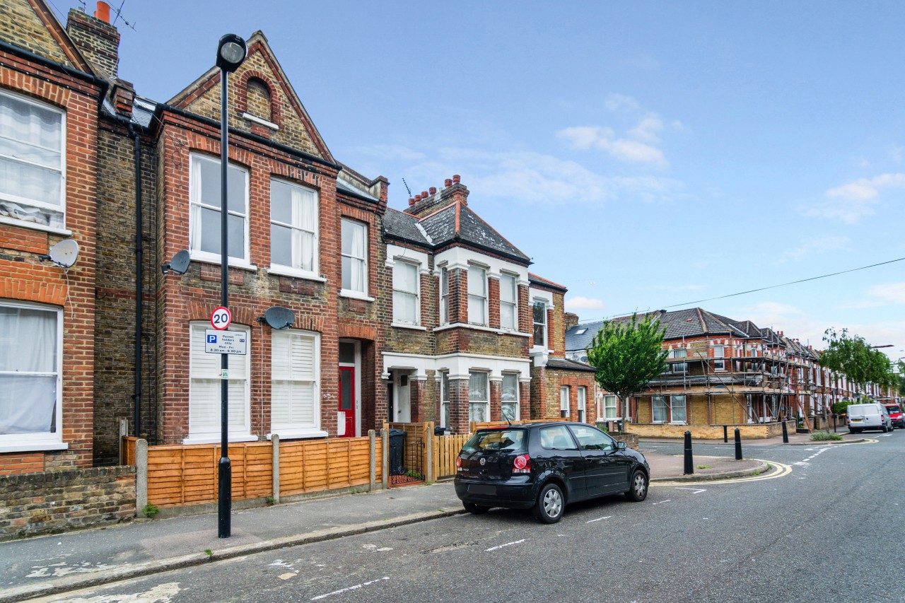 2 bedroom 2 bathroom Apartment To Let in Clapham North/Brixton The