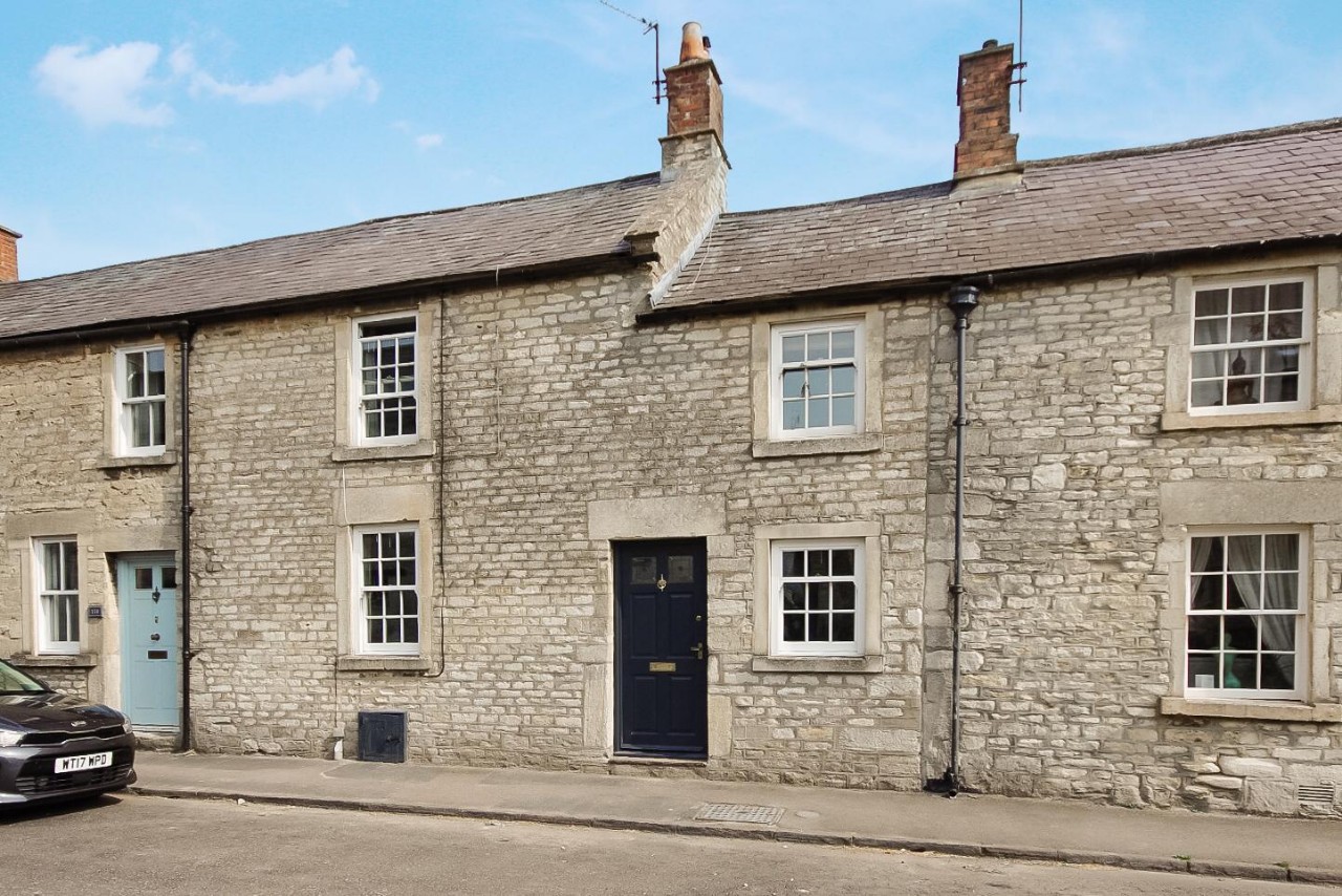 Delightful 3 bedroom period cottage to let in High Street, Marshfield