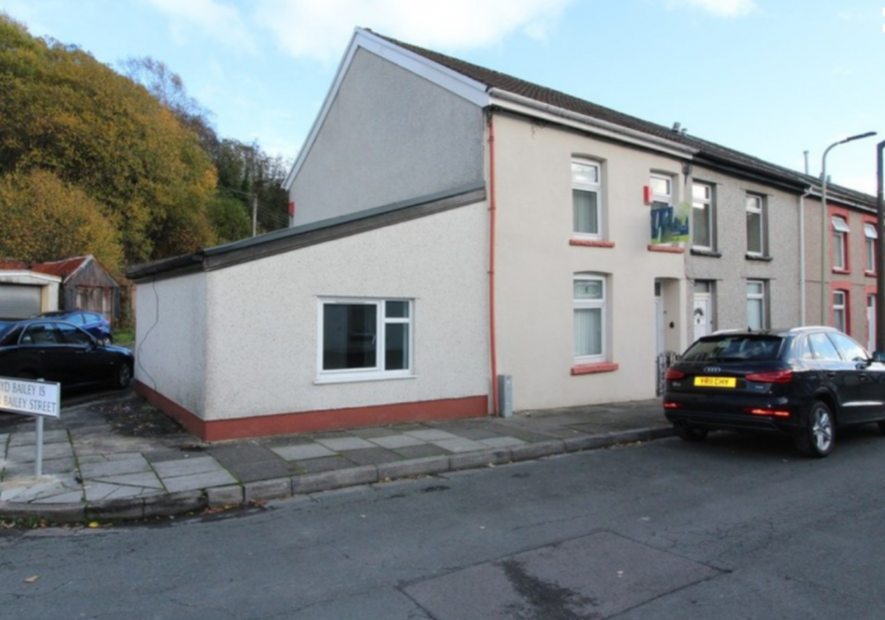 End of Terrace House with Two Reception Rooms to Rent in Porth