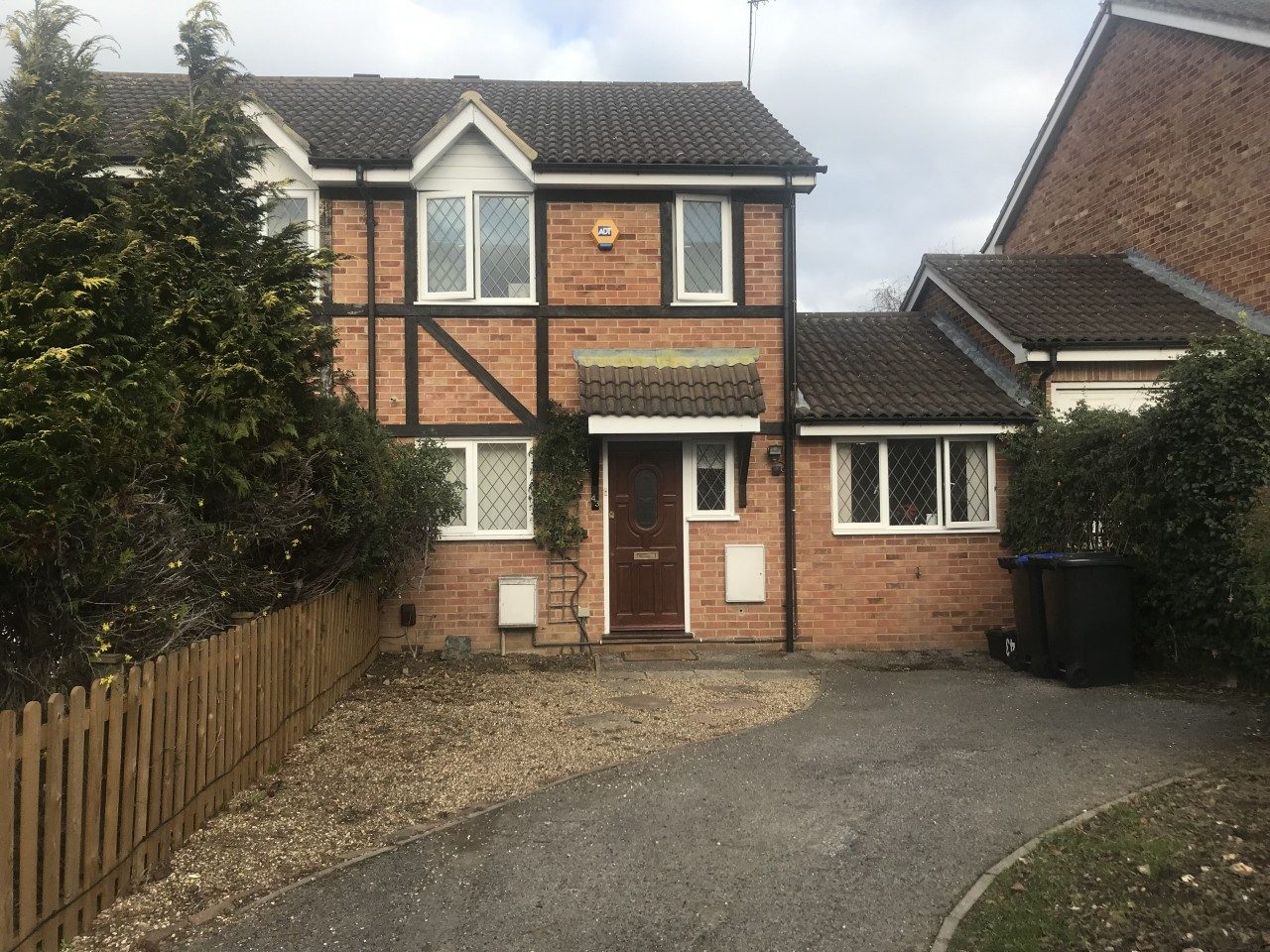 Great location for this excellent semi detached family house to let in