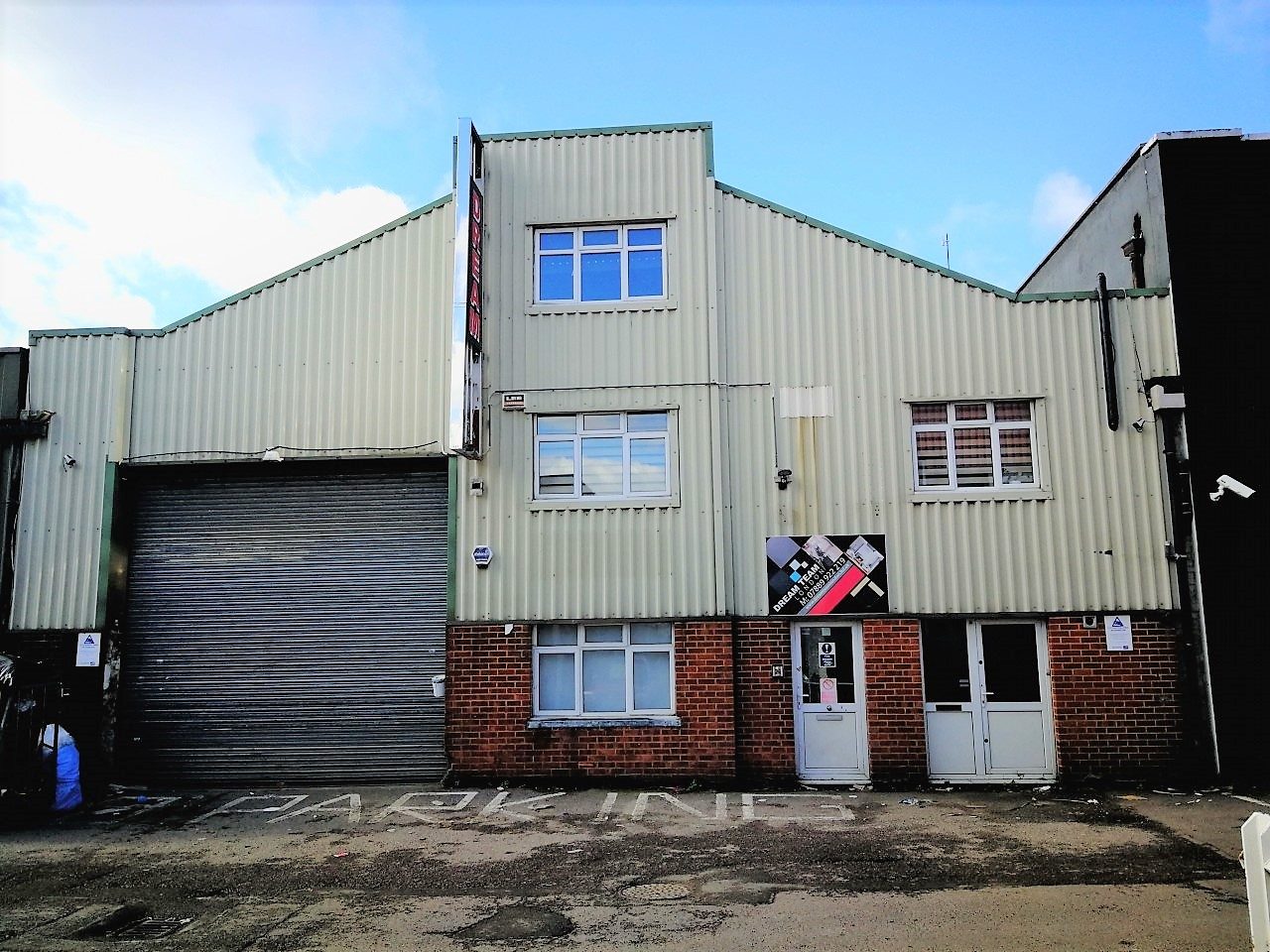 / warehouse to let in Industrial estate, NW London The