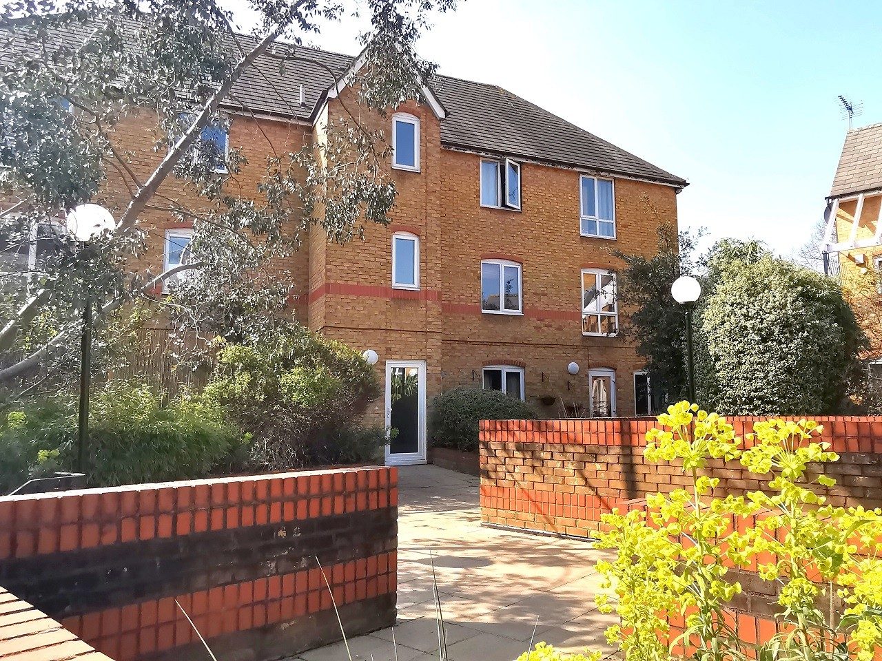 2 Bedroom modern flat to let in South Lambeth with secure gated parking