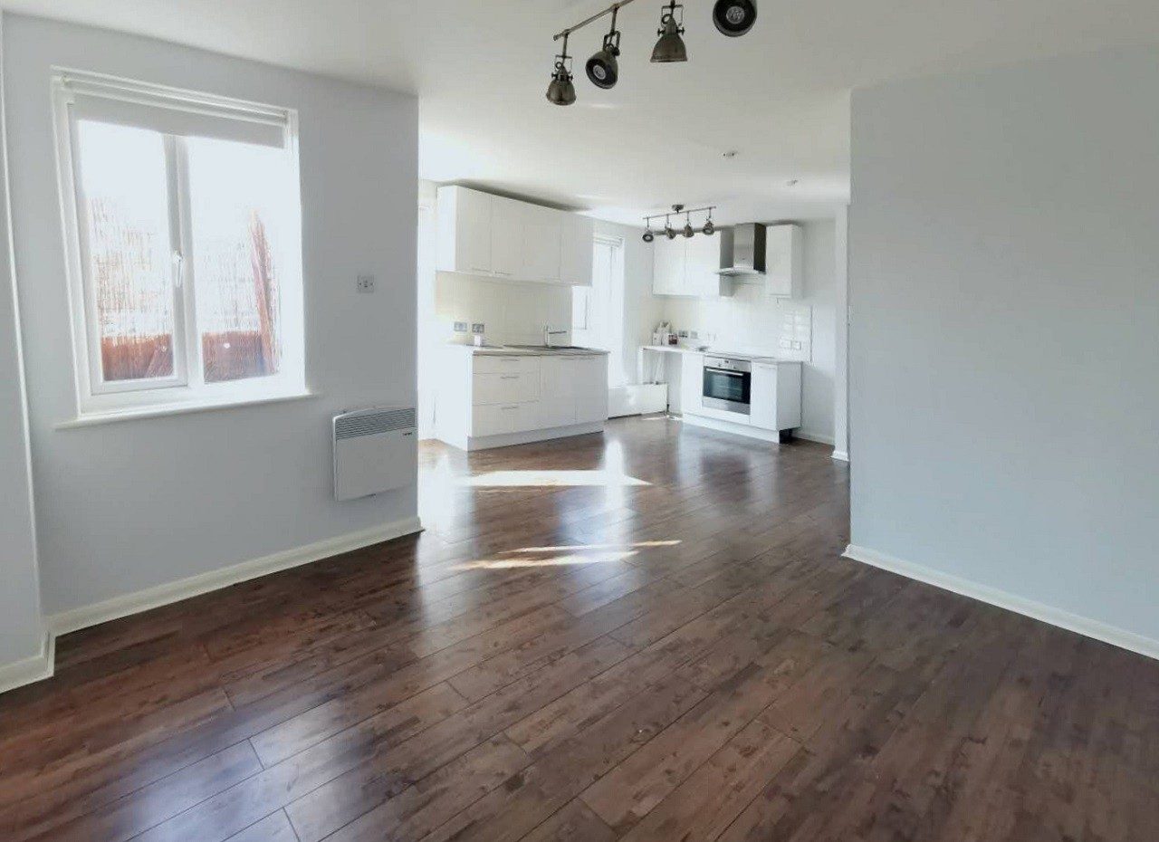 2 Bedroom modern flat to let in South Lambeth with secure gated parking