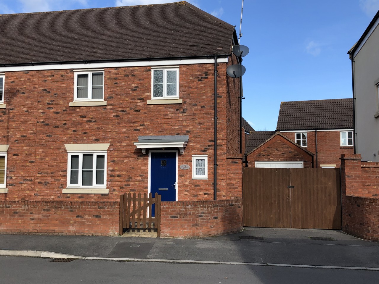 3 bed semi detached house to let in Haydon End, Swindon, Wiltshire