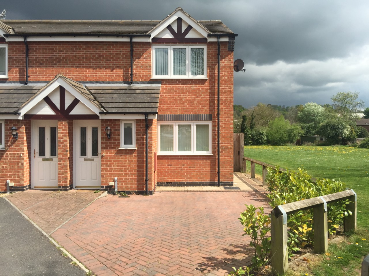 Exceptional Three Bedroom Semi Detatched Property House to Rent in